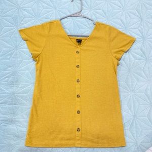 This is a beautiful flowy yellow top.